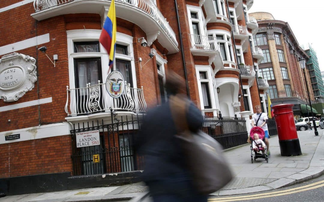 Julian Assange Clashes With Ecuadorian Officials After Embassy Locks US Journalist in a Surveilled Room